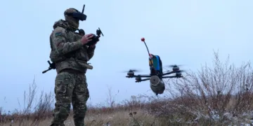 Operador ucraniano de dron FPV, 2025. Foto ilustrativa. Fuente: 92ª Brigada de Asalto