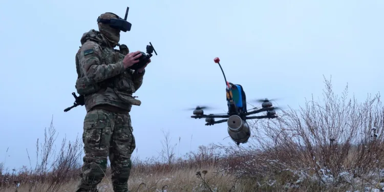 Operador ucraniano de dron FPV, 2025. Foto ilustrativa. Fuente: 92ª Brigada de Asalto