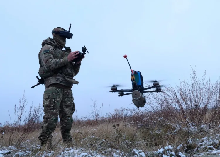 Operador ucraniano de dron FPV, 2025. Foto ilustrativa. Fuente: 92ª Brigada de Asalto