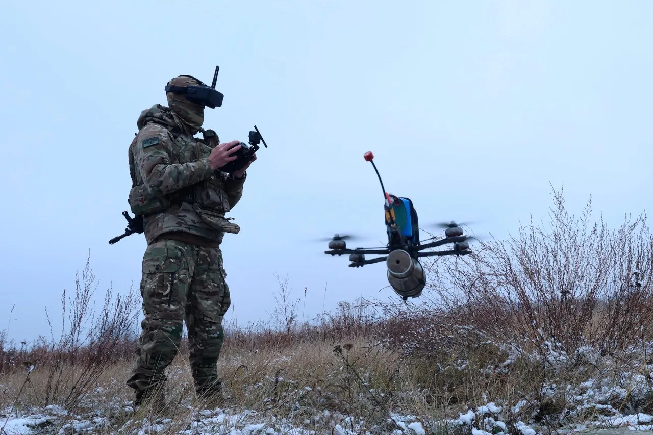 Operador ucraniano de dron FPV, 2025. Foto ilustrativa. Fuente: 92ª Brigada de Asalto