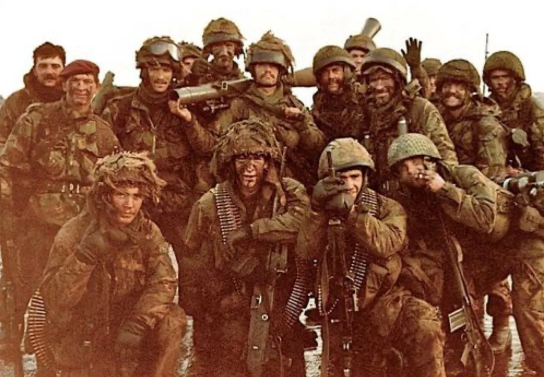 Batalla de Pradera del Ganso del 28 de mayo de 1982 en la Guerra de las Malvinas, donde el 2º Batallón del Regimiento de Paracaidistas (2 PARA) combatió contra las fuerzas argentinas. Créditos: Regimiento de Paracaidistas.