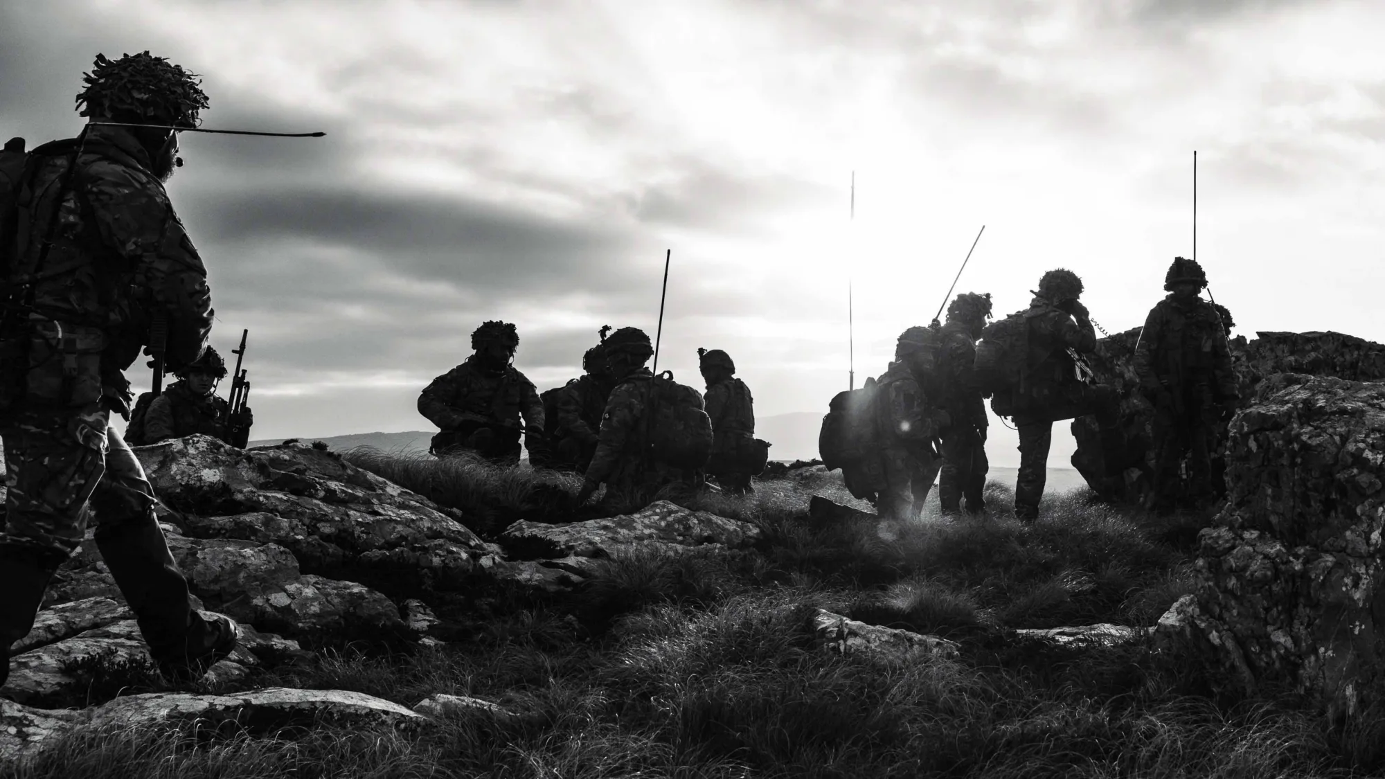 5.º Rifles del Ejército Británico entrenando en Wireless Ridge durante el Ejercicio Cape Upholder en las Islas Malvinas, donde actúan como Compañía de Infantería de Relevo con simulacros de apoyo aéreo cercano de Typhoons de la RAF. Créditos: Defence Operations.