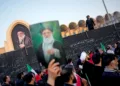 Imagenes del funeral del exlíder supmero con consignas anti Trump. Crédito: Altaf Qadri/Associated Press
