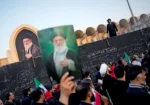 Imagenes del funeral del exlíder supmero con consignas anti Trump. Crédito: Altaf Qadri/Associated Press