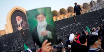 Imagenes del funeral del exlíder supmero con consignas anti Trump. Crédito: Altaf Qadri/Associated Press