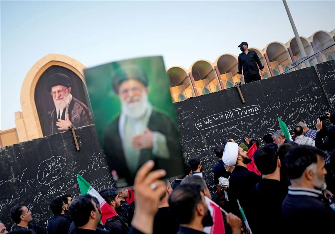 Imagenes del funeral del exlíder supmero con consignas anti Trump. Crédito: Altaf Qadri/Associated Press