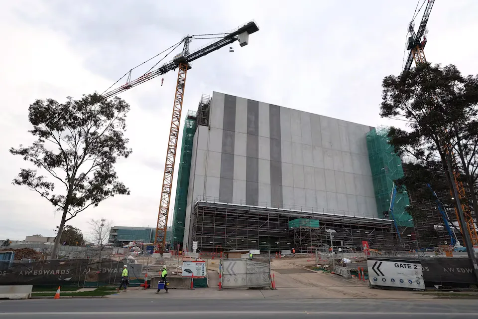 Las grúas se alzan sobre el centro de datos de AirTrunk, actualmente en construcción en el oeste de Sídney (Australia), el 13 de agosto de 2025. Las nuevas instalaciones proporcionarán al menos 320 megavatios de potencia informática. Créditos: Hollie Adams