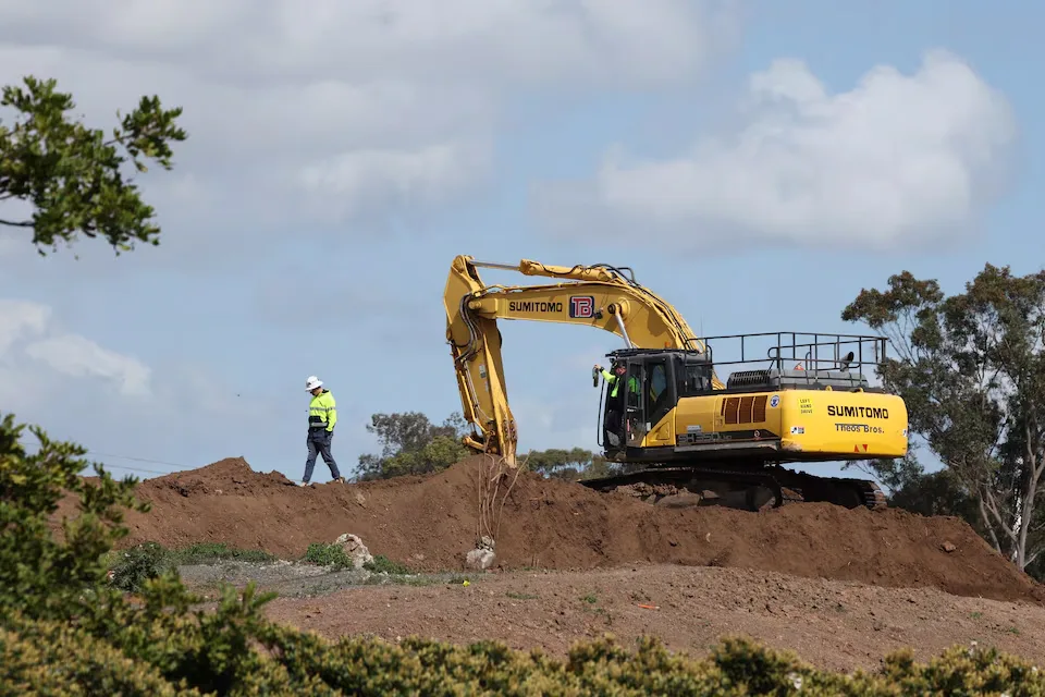 Varias personas trabajan en las instalaciones de un nuevo centro de datos de Amazon que se está construyendo en el oeste de Sídney, Australia, el 5 de septiembre de 2025. Créditos: Hollie Adam