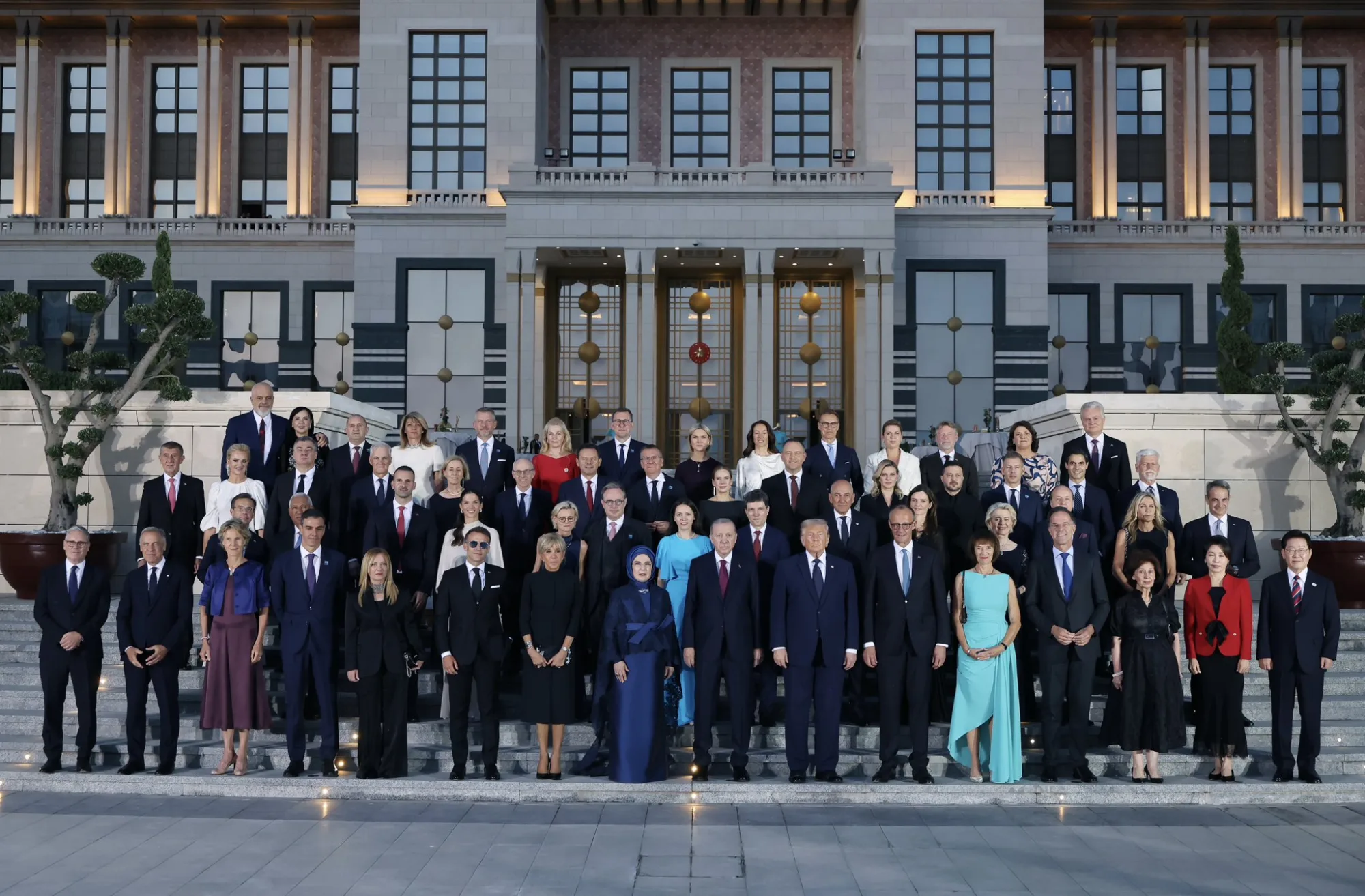 La Presidencia de Turquía anuncia que el presidente Erdoğan y su esposa Emine Erdoğan organizaron una recepción y cena oficial para líderes de la OTAN y sus cónyuges en el Complejo Presidencial durante la Cumbre de la OTAN en Ankara. Créditos: Presidencia de Turquía.