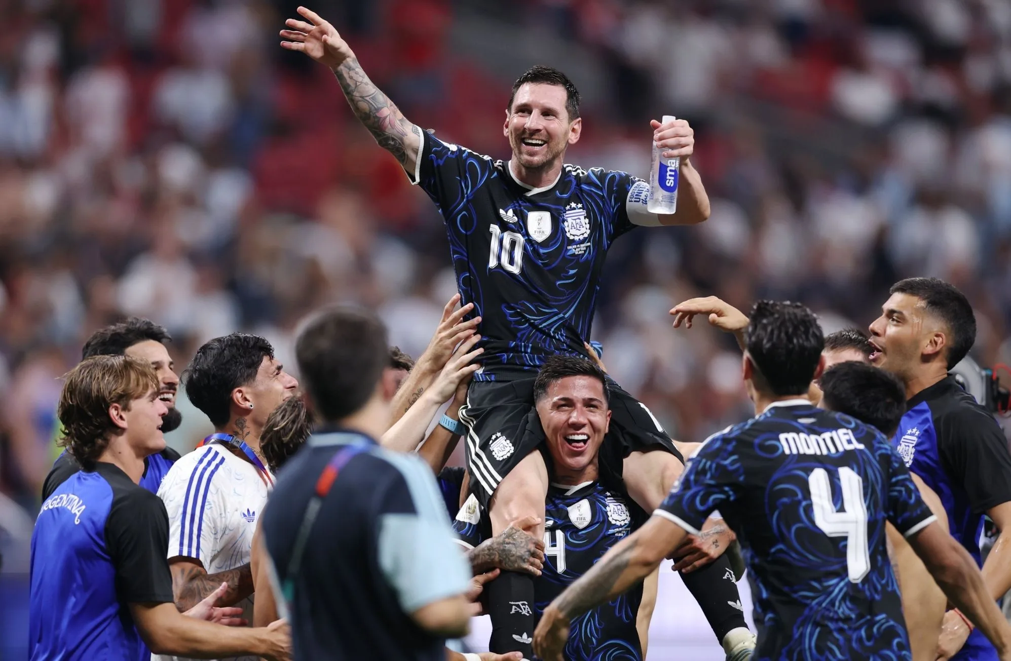 La Selección festeja su pasaje a la final tras ganarle 2 a 1 a Inglaterra. Crédito: AFA