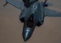 Un avión F-35A Lightning II de la Fuerza Aérea de los EE. UU. se aproxima a un avión KC-135 Stratotanker de la Fuerza Aérea de los EE. UU. para reabastecerse en el área de responsabilidad del Comando Central de EE. UU. el 19 de junio de 2026. (Foto de la Fuerza Aérea de los EE. UU. por la Aerotécnica de Primera Adriana Jordan-Alcaniz)