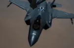 Un avión F-35A Lightning II de la Fuerza Aérea de los EE. UU. se aproxima a un avión KC-135 Stratotanker de la Fuerza Aérea de los EE. UU. para reabastecerse en el área de responsabilidad del Comando Central de EE. UU. el 19 de junio de 2026. (Foto de la Fuerza Aérea de los EE. UU. por la Aerotécnica de Primera Adriana Jordan-Alcaniz)