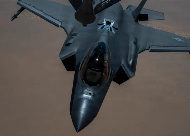 Un avión F-35A Lightning II de la Fuerza Aérea de los EE. UU. se aproxima a un avión KC-135 Stratotanker de la Fuerza Aérea de los EE. UU. para reabastecerse en el área de responsabilidad del Comando Central de EE. UU. el 19 de junio de 2026. (Foto de la Fuerza Aérea de los EE. UU. por la Aerotécnica de Primera Adriana Jordan-Alcaniz)