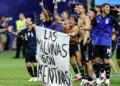 Lisandro Martínez y Giovani Lo Celso de Argentina celebran con una pancarta relacionada con las Islas Malvinas después del partido, ya que Argentina se clasifica para la final de la Copa del Mundo REUTERS/Amanda Perobelli