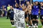Lisandro Martínez y Giovani Lo Celso de Argentina celebran con una pancarta relacionada con las Islas Malvinas después del partido, ya que Argentina se clasifica para la final de la Copa del Mundo REUTERS/Amanda Perobelli