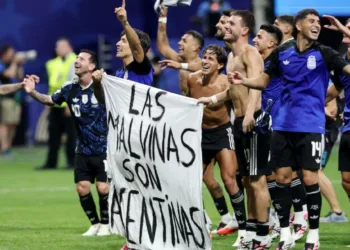 Lisandro Martínez y Giovani Lo Celso de Argentina celebran con una pancarta relacionada con las Islas Malvinas después del partido, ya que Argentina se clasifica para la final de la Copa del Mundo REUTERS/Amanda Perobelli