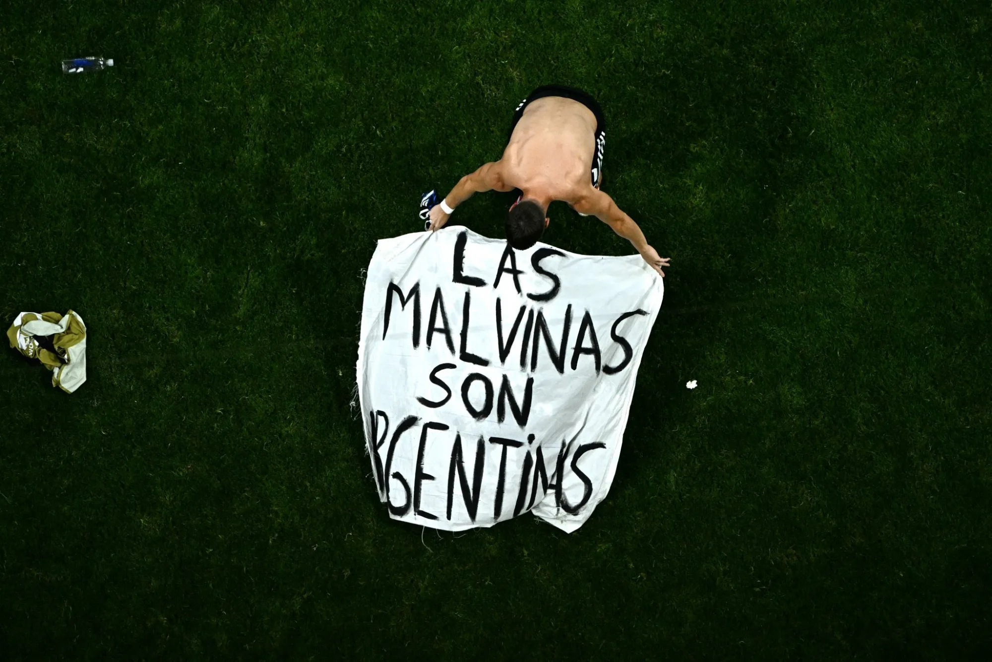 "Las Malvinas son Argentinas" la bandera que desplegó el plantel en los festejos tras el pase a la final. Crédito: AFP