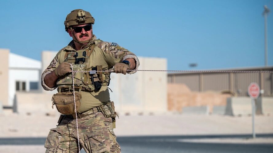 El Sargento de la Fuerza Aérea de los EE. UU., Joseph Brown, técnico en desactivación de explosivos, del 379º Escuadrón Expedicionario de Ingenieros Civiles, participa en el ejercicio de entrenamiento de campo de 72 horas del 379º ECES en la Base Aérea de Al Udeid, Catar, el 12 de abril de 2023. Equipos de desactivación de explosivos de la Base Aérea Muwaffaq Salti, Jordania, la Base Aérea Ali Al Salem, Kuwait, la Base Aérea Al Udeid, Catar, y el Comando Central de Operaciones Especiales participaron en el ejercicio. (Foto de la Fuerza Aérea de los EE. UU. por el Aviador de Primera Clase Andrew Britten)