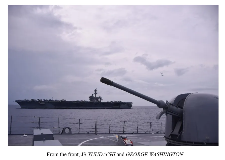 Vistas desde el JS YUUDACHI: Se muestran imágenes del destructor japonés en primer plano (incluyendo su armamento de cubierta y cadenas de anclaje) con el portaaviones USS GEORGE WASHINGTON navegando al fondo. Créditos: rensa de la Fuerza Marítima de Autodefensa de Japón (JMSDF).