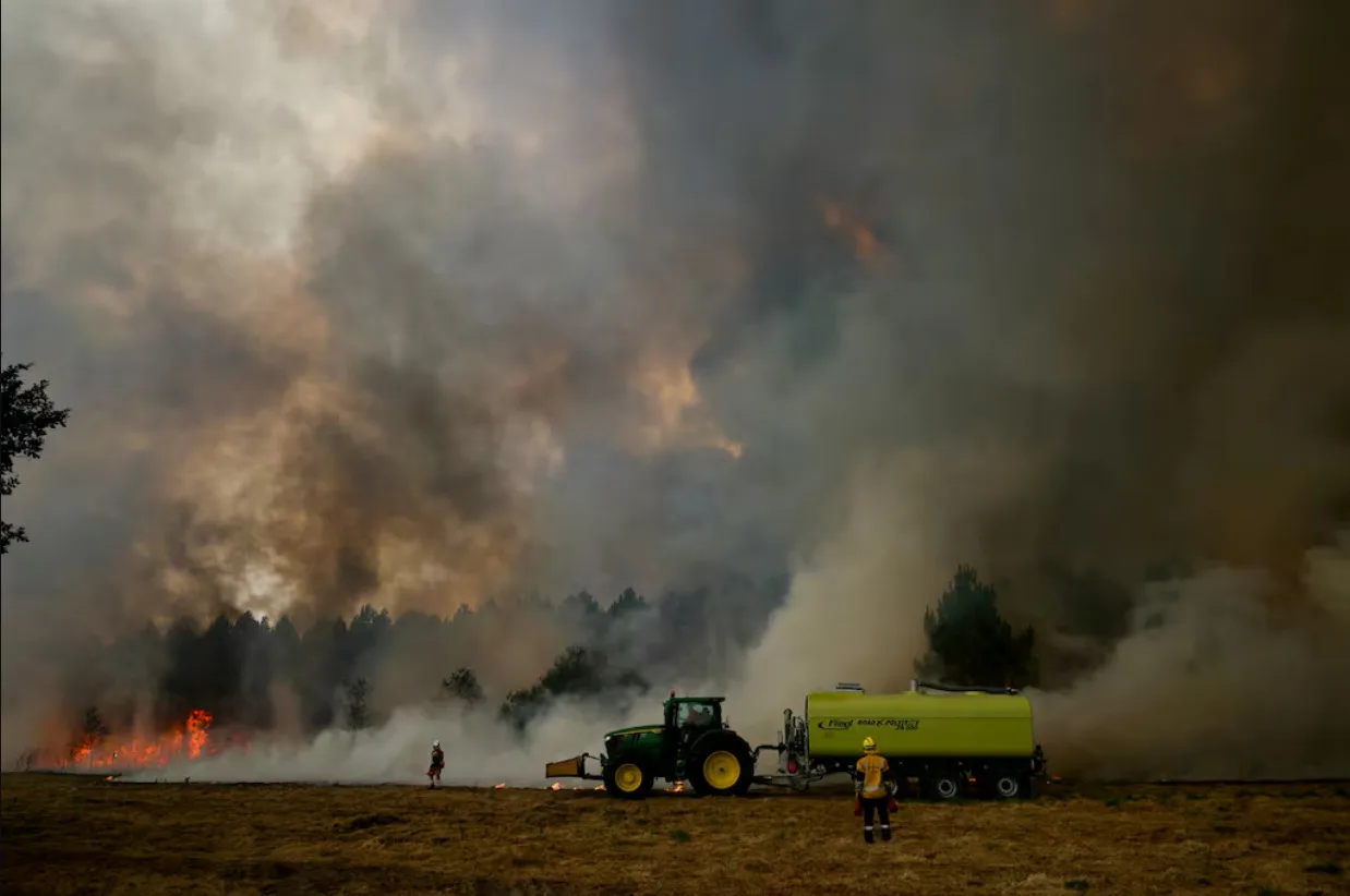 Los bomberos utilizan contrafuegos para eliminar la vegetación que se propaga antes de un incendio forestal, creando una zona de amortiguación libre de combustible en Marcheprime, al oeste de Burdeos, Francia, el 26 de julio de 2026. (Alain Jocard / AFP vía Getty Images)