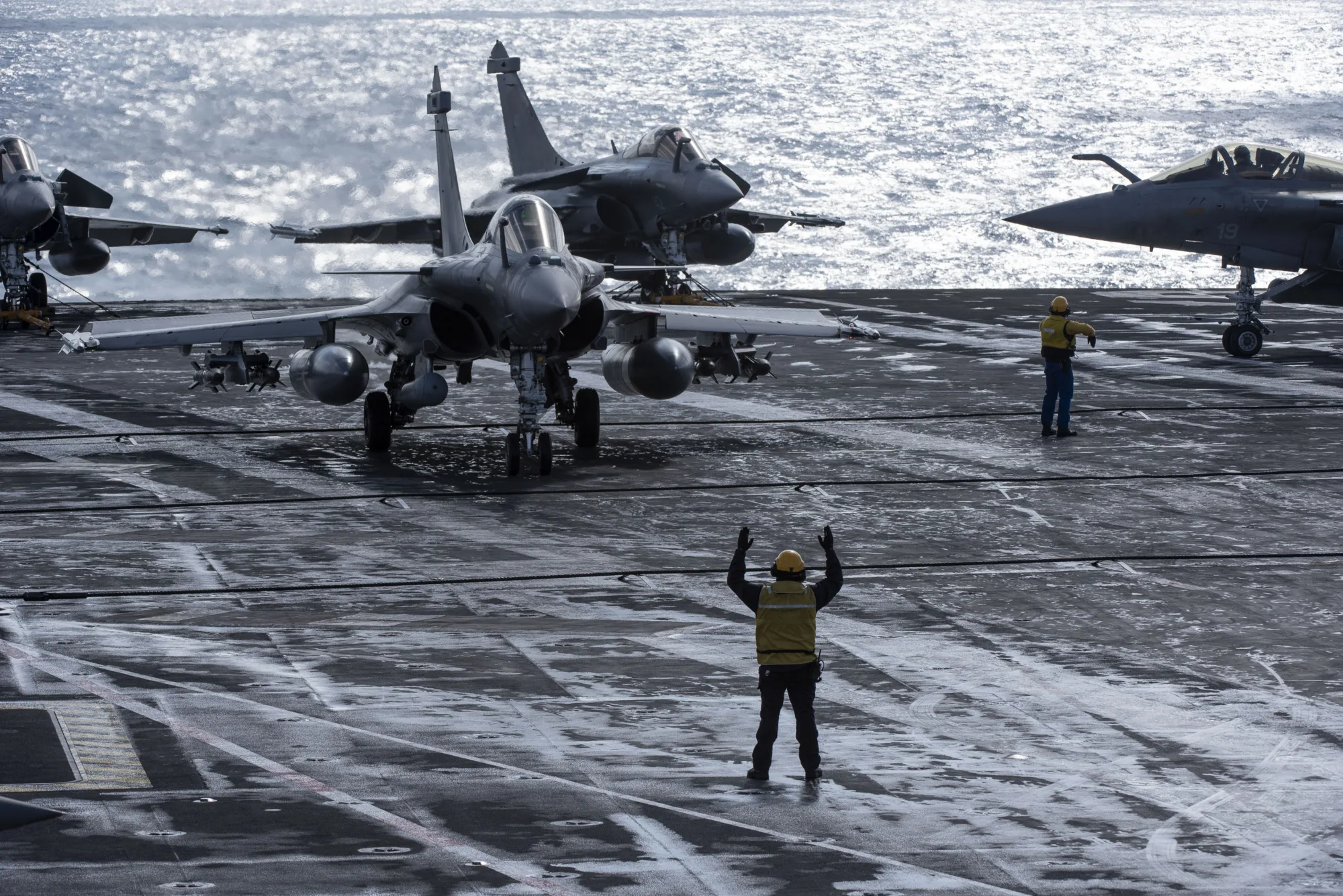 Rafale Marine de la Flottille 11F en la cubierta de un portaaviones. Créditos: Marine nationale.