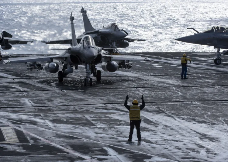 Rafale Marine de la Flottille 11F en la cubierta de un portaaviones. Créditos: Marine nationale.