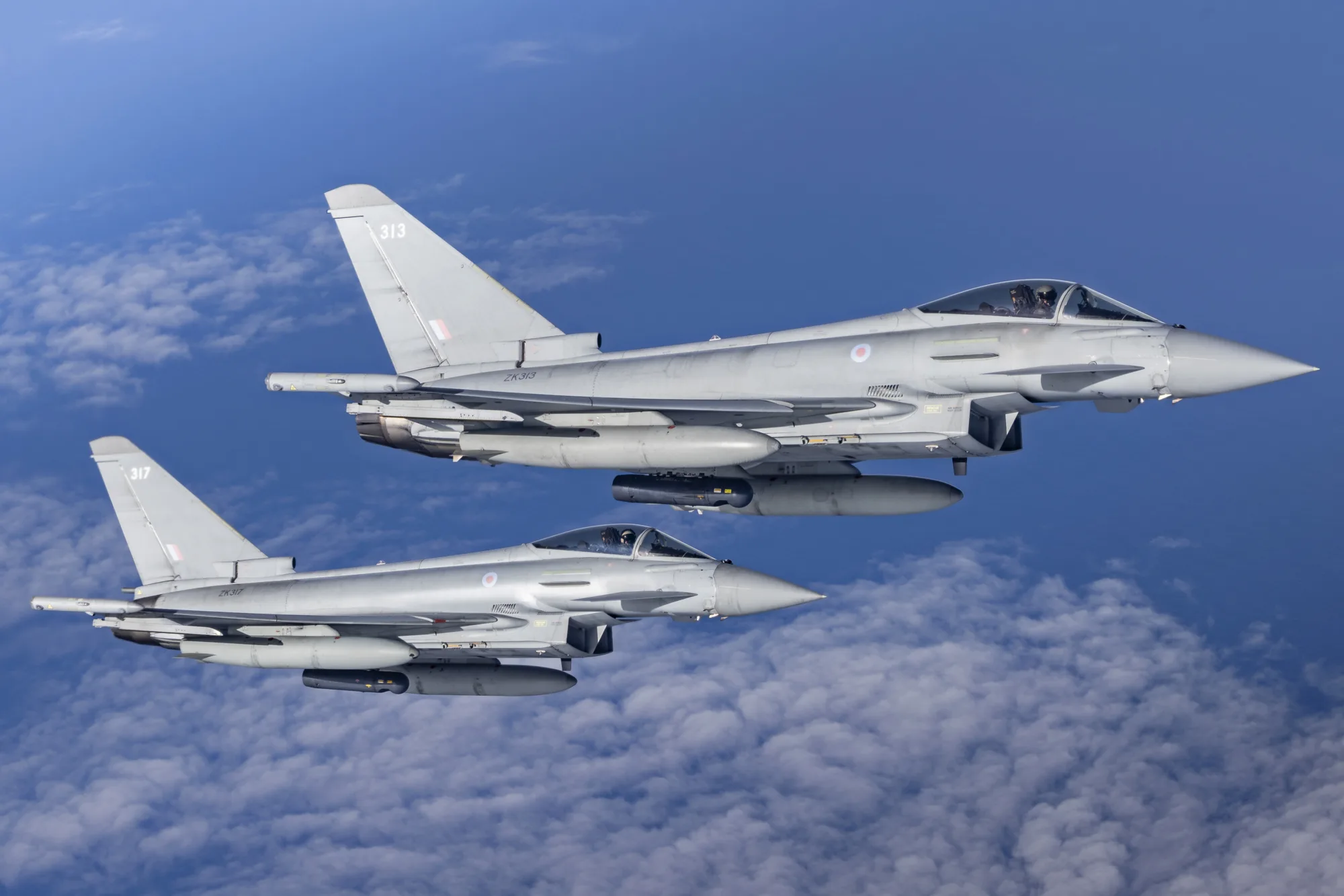 Em 19 de janeiro de 2026, o Ministério da Defesa do Reino Unido anunciou a prorrogação de um contrato de £205 milhões com a QinetiQ para a manutenção da frota de caças Typhoon da RAF em condições operacionais. Créditos: Ministério da Defesa do Reino Unido.