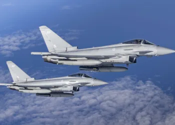 El Ministerio de Defensa del Reino Unido anunció la extensión de un contrato de £205 millones con QinetiQ para mantener la flota de cazas Typhoon de la RAF en condiciones operativas, el 19 de enero de 2026. Créditos: Ministerio de Defensa del Reino Unido.
