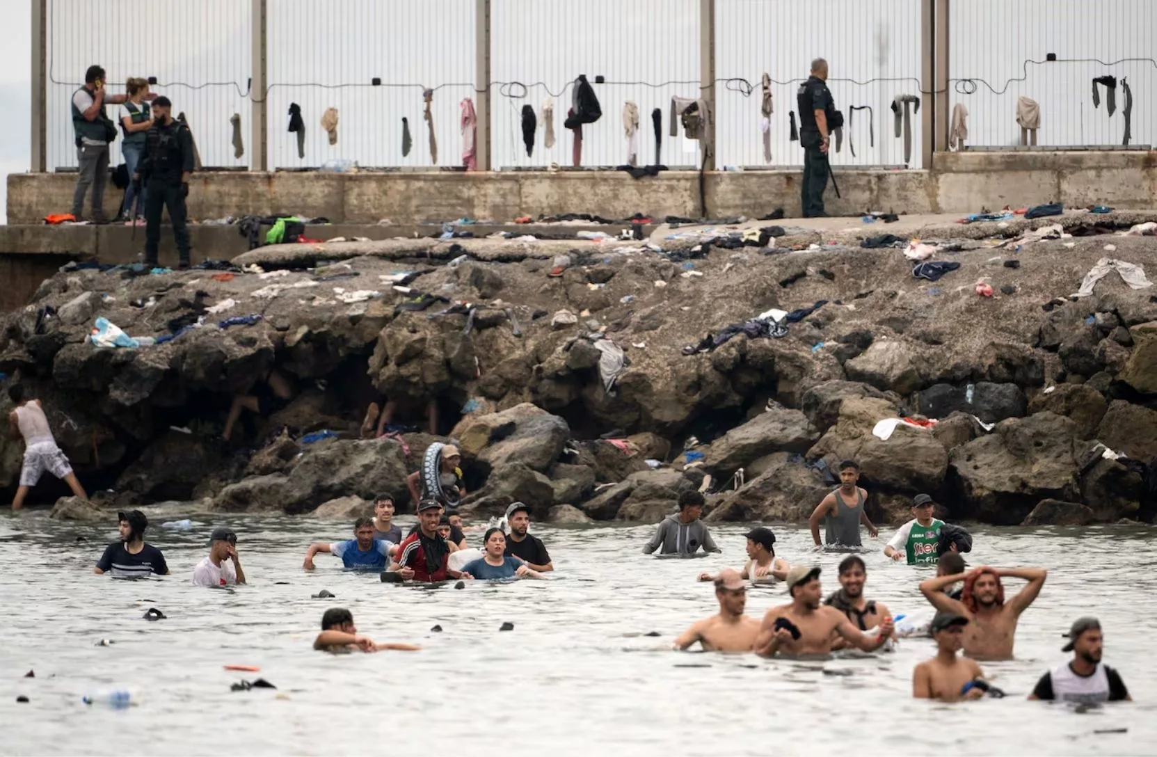 Los migranes cruzaron a nado para llegar a Ceuta.Foto: JORGE GUERRERO / AFP.