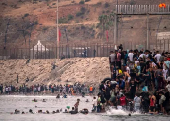 Migrantes regresan a Marruecos desde el enclave español de Ceuta Antonio Sempere - AP