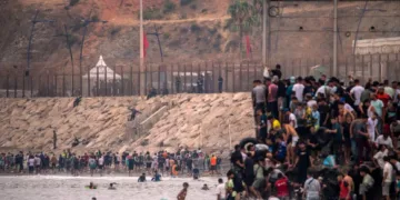 Migrantes regresan a Marruecos desde el enclave español de Ceuta Antonio Sempere - AP