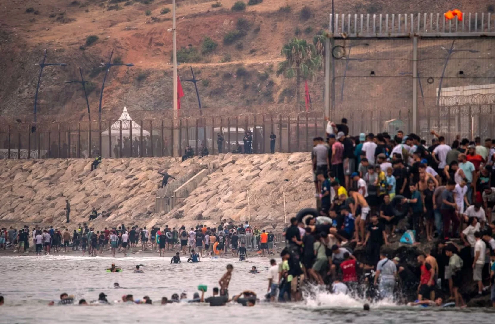 Migrantes regresan a Marruecos desde el enclave español de Ceuta Antonio Sempere - AP