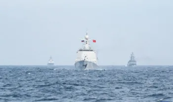 Buques de guerra chinos y rusos navegan en formación hacia la zona marítima designada durante la fase marítima del ejercicio "Mar Conjunto-2026" entre China y Rusia, el 10 de julio de 2026. El ejercicio "Mar Conjunto-2026" concluyó el lunes en un puerto militar de Qingdao, en la provincia de Shandong, al este de China, tras la finalización de todas las misiones previstas. Iniciado el 6 de julio, "Mar Conjunto-2026" es el duodécimo ejercicio de la serie, que se remonta a 2012. (Xinhua/Li Jie).