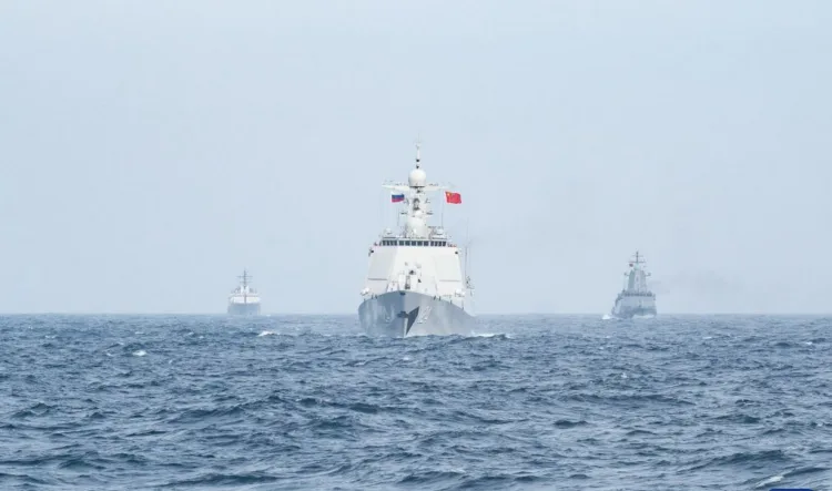 Buques de guerra chinos y rusos navegan en formación hacia la zona marítima designada durante la fase marítima del ejercicio "Mar Conjunto-2026" entre China y Rusia, el 10 de julio de 2026. El ejercicio "Mar Conjunto-2026" concluyó el lunes en un puerto militar de Qingdao, en la provincia de Shandong, al este de China, tras la finalización de todas las misiones previstas. Iniciado el 6 de julio, "Mar Conjunto-2026" es el duodécimo ejercicio de la serie, que se remonta a 2012. (Xinhua/Li Jie).