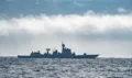 El destructor chino de misiles guiados Kaifeng navega hacia la zona marítima designada durante la fase marítima del ejercicio "Joint Sea-2026" entre China y Rusia, el 10 de julio de 2026. (Xinhua/Li Jie).