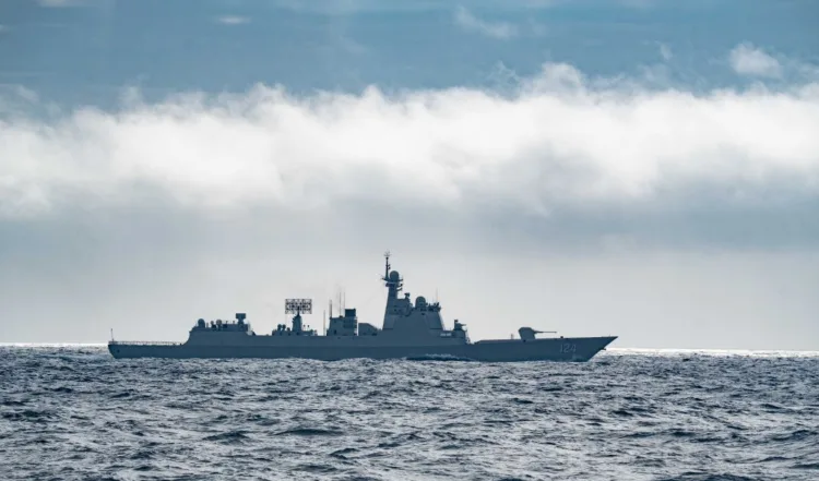 El destructor chino de misiles guiados Kaifeng navega hacia la zona marítima designada durante la fase marítima del ejercicio "Joint Sea-2026" entre China y Rusia, el 10 de julio de 2026. (Xinhua/Li Jie).