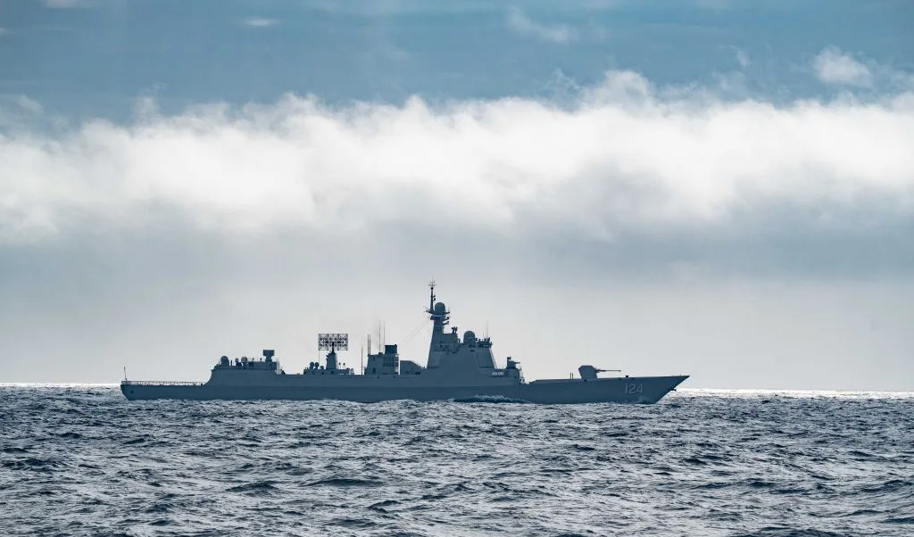 El destructor chino de misiles guiados Kaifeng navega hacia la zona marítima designada durante la fase marítima del ejercicio "Joint Sea-2026" entre China y Rusia, el 10 de julio de 2026. (Xinhua/Li Jie).