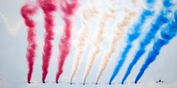 Pilotos ucranianos integraron tripulaciones mixtas con franceses para volar aviones Mirage 2000 en el sobrevuelo aéreo, como símbolo de cooperación militar entre ambos países. Créditos: Volodymyr Zelenskyy.