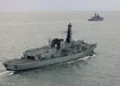 El HMS Iron Duke sigue de cerca a la fragata rusa Neustrashimy por aguas británicas en septiembre. Crédito: PA