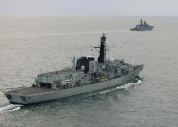 El HMS Iron Duke sigue de cerca a la fragata rusa Neustrashimy por aguas británicas en septiembre. Crédito: PA