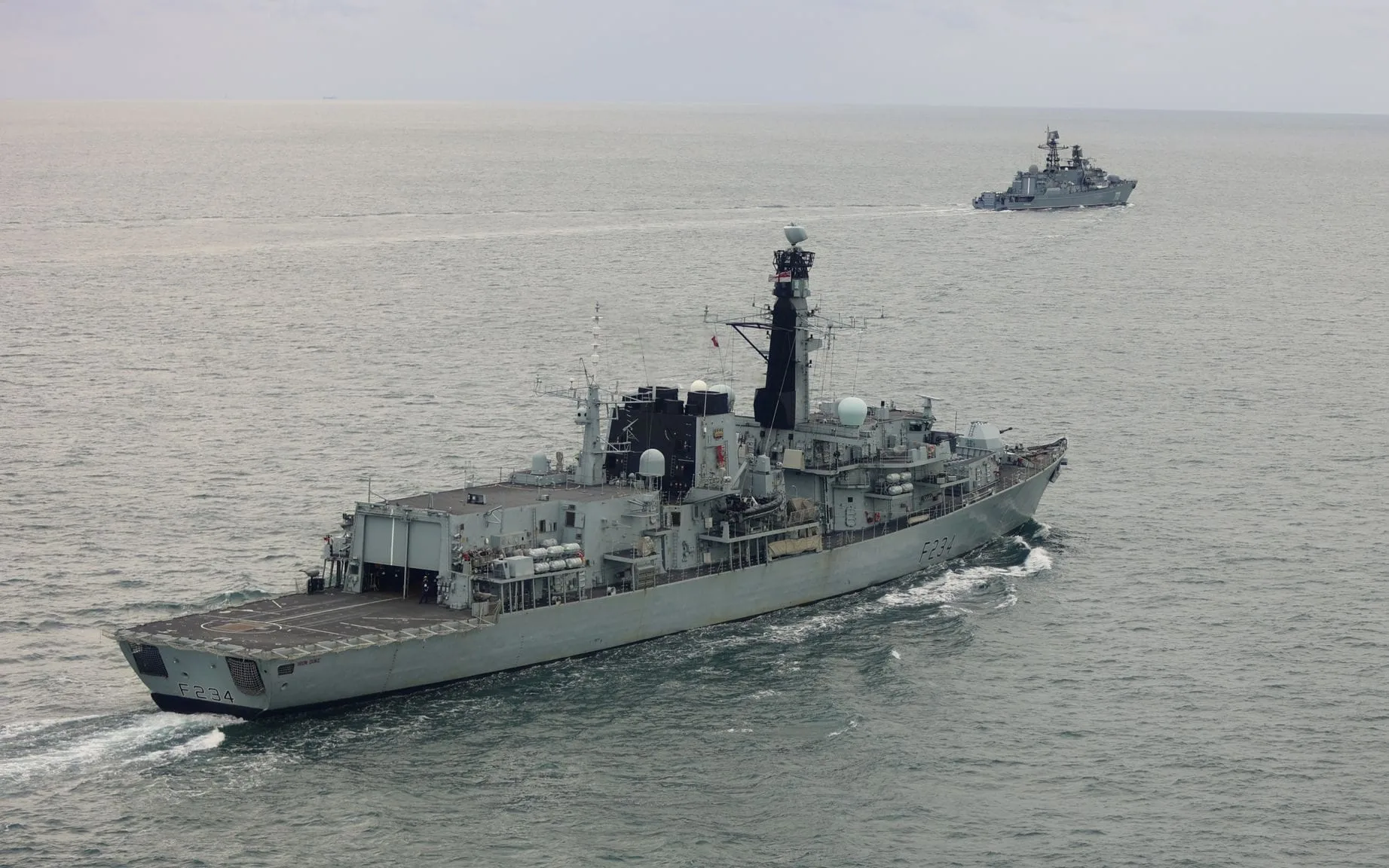 El HMS Iron Duke sigue de cerca a la fragata rusa Neustrashimy por aguas británicas en septiembre. Crédito: PA