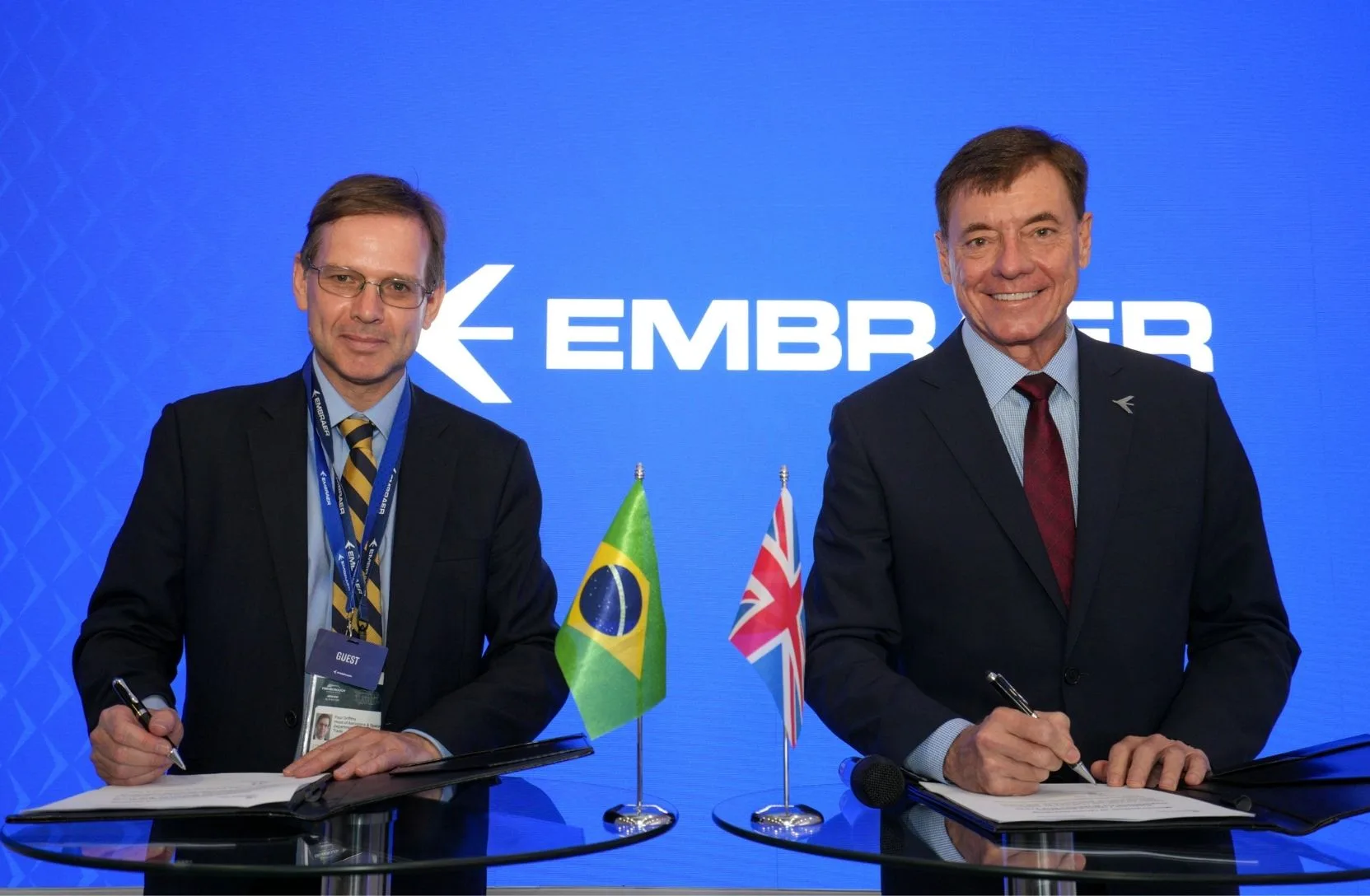 Paul Griffiths, Jefe del Departamento de Aeroespacial y Espacio para Negocios, Innovación, Ciencia y Comercio (BIST), y Francisco Gomes Neto, Presidente y CEO de Embraer. Crédito: Embraer