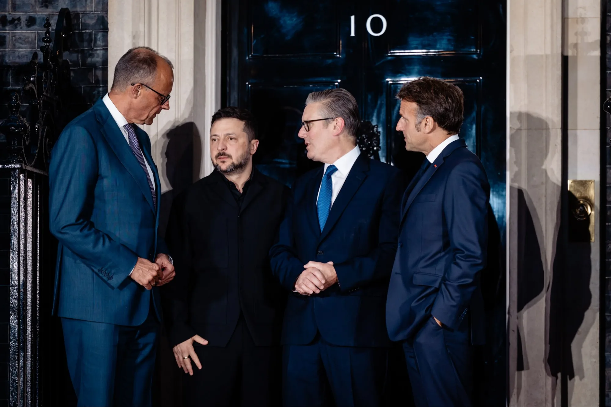 El canciller alemán Friedrich Merz publicó una foto de una reunión en el número 10 de Downing Street con Keir Starmer, Emmanuel Macron y Volodymyr Zelenskyy, acompañada del texto "United for Ukraine". Créditos: Friedrich Merz.