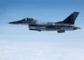 Un caza F-16 de la Fuerza Aérea de Rumania vuela durante un día de medios, ilustrando cómo la Policía Aérea de la OTAN protege el espacio aéreo de los Aliados en la región norte y noreste de la Alianza, 4 de julio de 2023. REUTERS/Piroschka van de Wouw/Foto de archivo