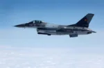 Un caza F-16 de la Fuerza Aérea de Rumania vuela durante un día de medios, ilustrando cómo la Policía Aérea de la OTAN protege el espacio aéreo de los Aliados en la región norte y noreste de la Alianza, 4 de julio de 2023. REUTERS/Piroschka van de Wouw/Foto de archivo
