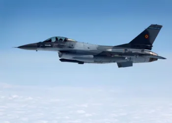 Un caza F-16 de la Fuerza Aérea de Rumania vuela durante un día de medios, ilustrando cómo la Policía Aérea de la OTAN protege el espacio aéreo de los Aliados en la región norte y noreste de la Alianza, 4 de julio de 2023. REUTERS/Piroschka van de Wouw/Foto de archivo