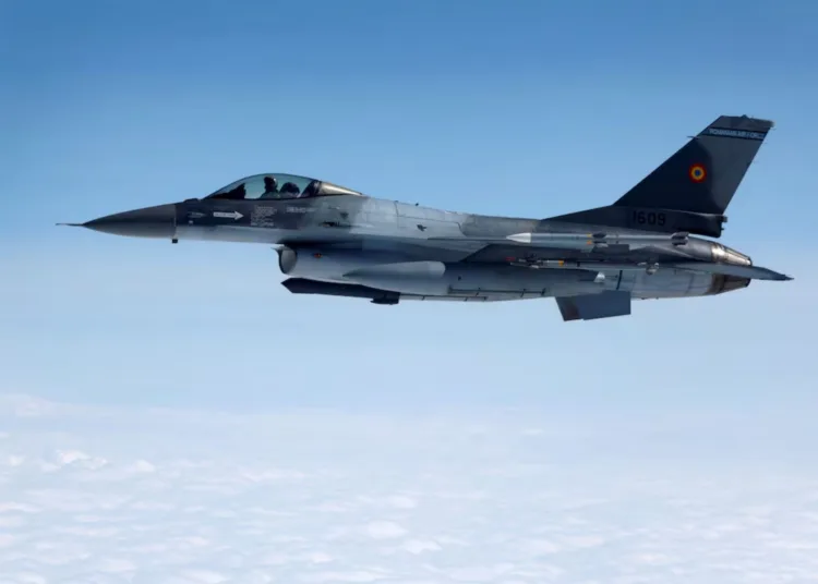 Un caza F-16 de la Fuerza Aérea de Rumania vuela durante un día de medios, ilustrando cómo la Policía Aérea de la OTAN protege el espacio aéreo de los Aliados en la región norte y noreste de la Alianza, 4 de julio de 2023. REUTERS/Piroschka van de Wouw/Foto de archivo