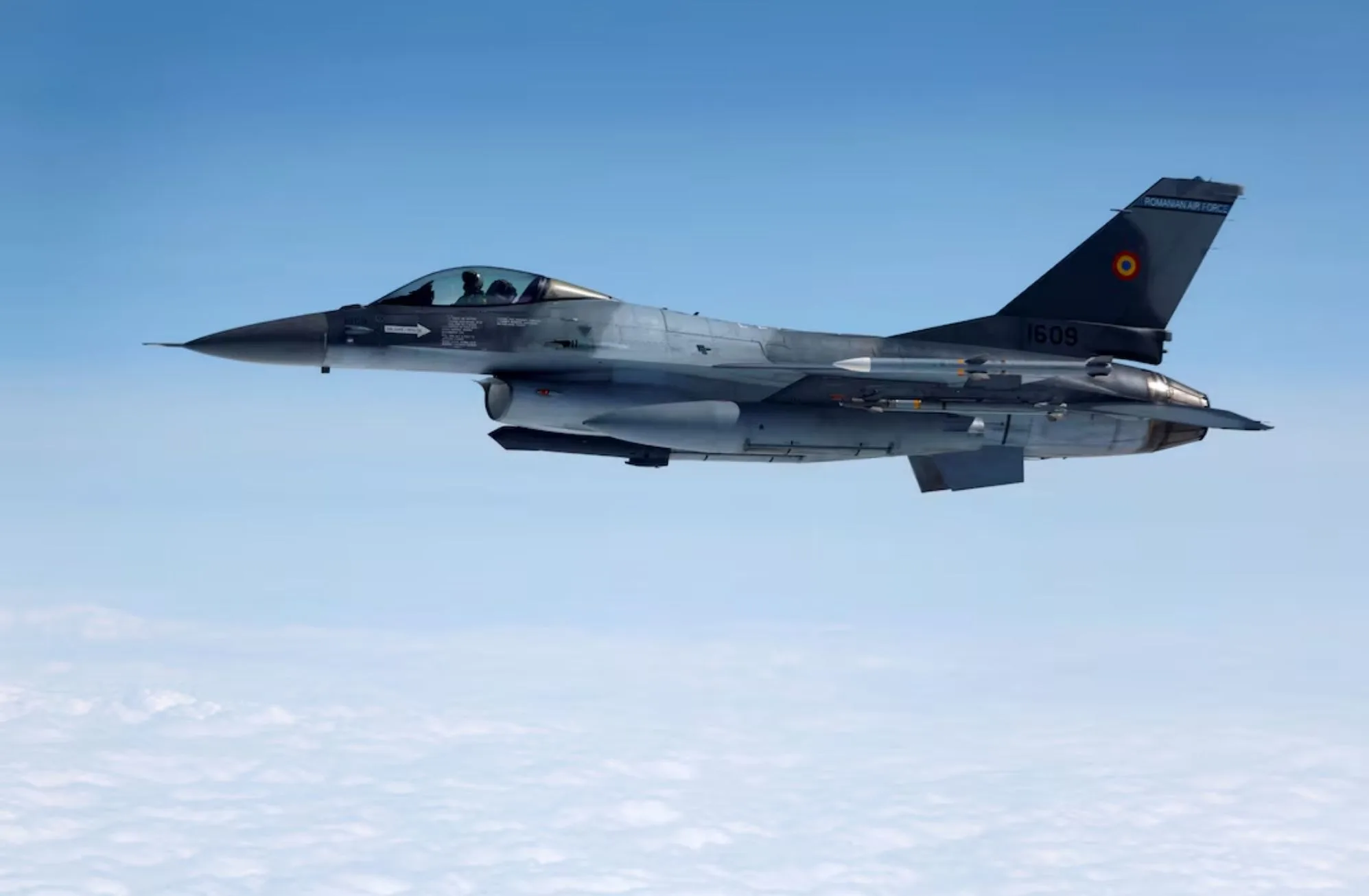Un caza F-16 de la Fuerza Aérea de Rumania vuela durante un día de medios, ilustrando cómo la Policía Aérea de la OTAN protege el espacio aéreo de los Aliados en la región norte y noreste de la Alianza, 4 de julio de 2023. REUTERS/Piroschka van de Wouw/Foto de archivo