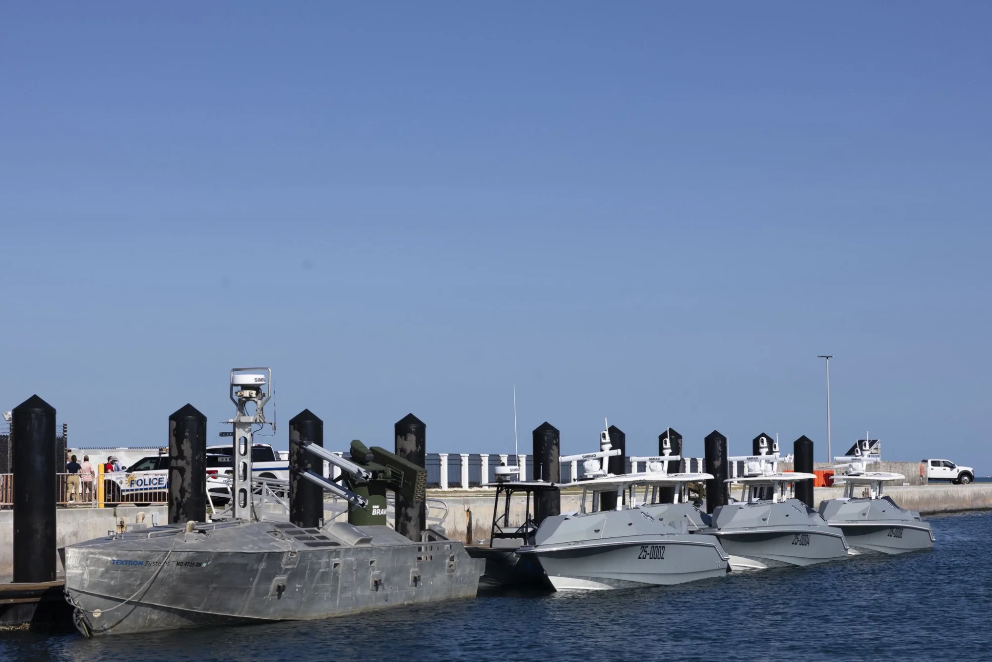 Flotilla de vehículos de superficie no tripulados (USV) grises (incluyendo modelos Textron con sistema BRAVE), atracados en el puerto de Key West. Créditos: U.S. Naval Forces Southern Command and U.S. 4th Fleet.