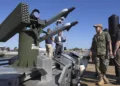 Sistema de lanzamiento de misiles o cohetes SNC BRAVE montado en una plataforma naval o muelle, con personal militar observando (incluyendo Marines). Créditos: U.S. Naval Forces Southern Command and U.S. 4th Fleet.